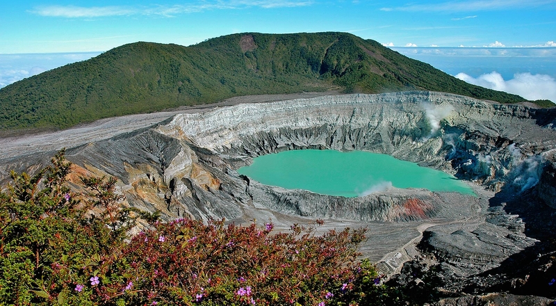 Volcan Poas, un des plus grands cratères du monde et un des plus actifs