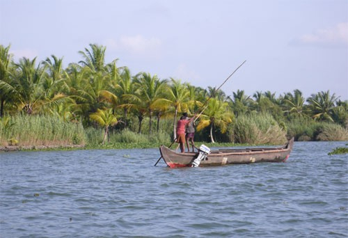 Embarcation de fortune au Kerala