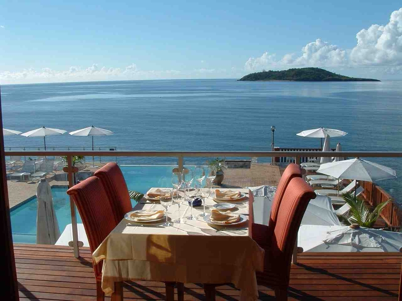 Déjeuner en terrasse idéalement situé au bord du lagon de Mayotte