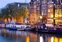 De nombreuses péniches bordent le canal d'Amsterdam