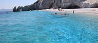 Plage peu fréquentée aux eaux limpides