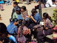 Artisanat sur les marchés au Guatemala : tisseuses de broderies qui se mêlent aux couleurs des fleurs et des fruits