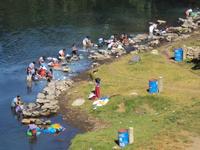 Femmes lavant leur linge au lac Atitlan