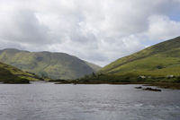 Des chaînes escarpées dominent l'horizon irlandais