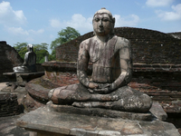 Statue bouddha en pierre au Sri Lanka